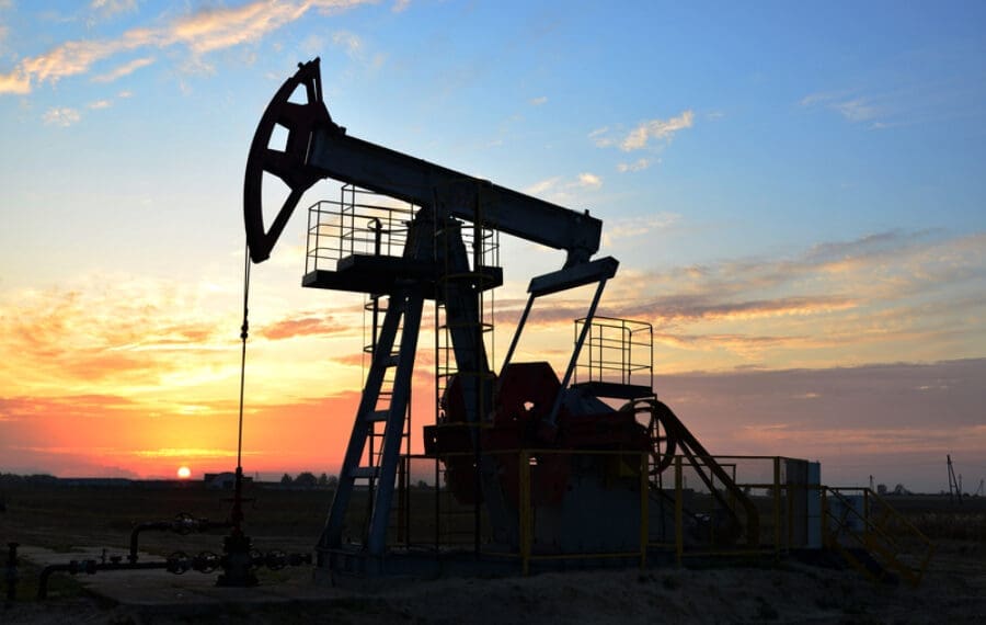 Riscul de atacuri asupra rafinăriilor ar putea propulsa prețul petrolului peste pragul de 150 de dolari