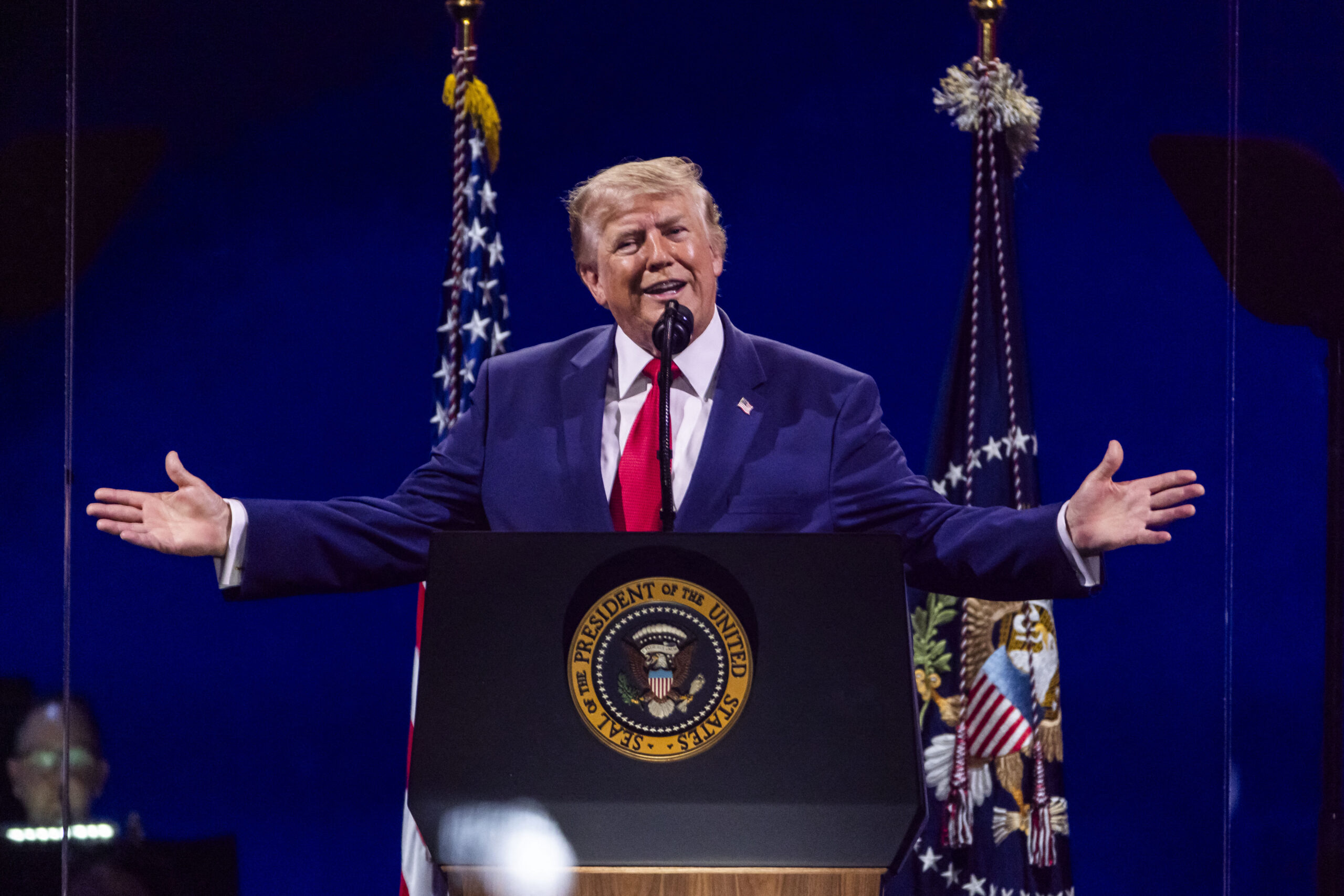 Donald Trump propune pedepse extreme pentru sursele presei: „Cei care furnizează informații ar trebui împușcați”