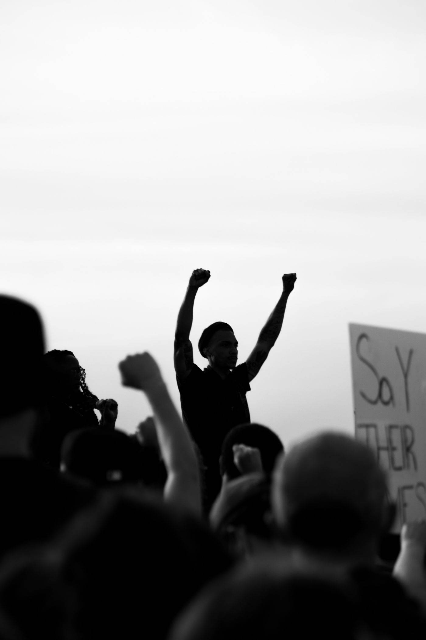 Violențe masive în Franța: sute de mii de protestatari și pagube semnificative la clădiri publice