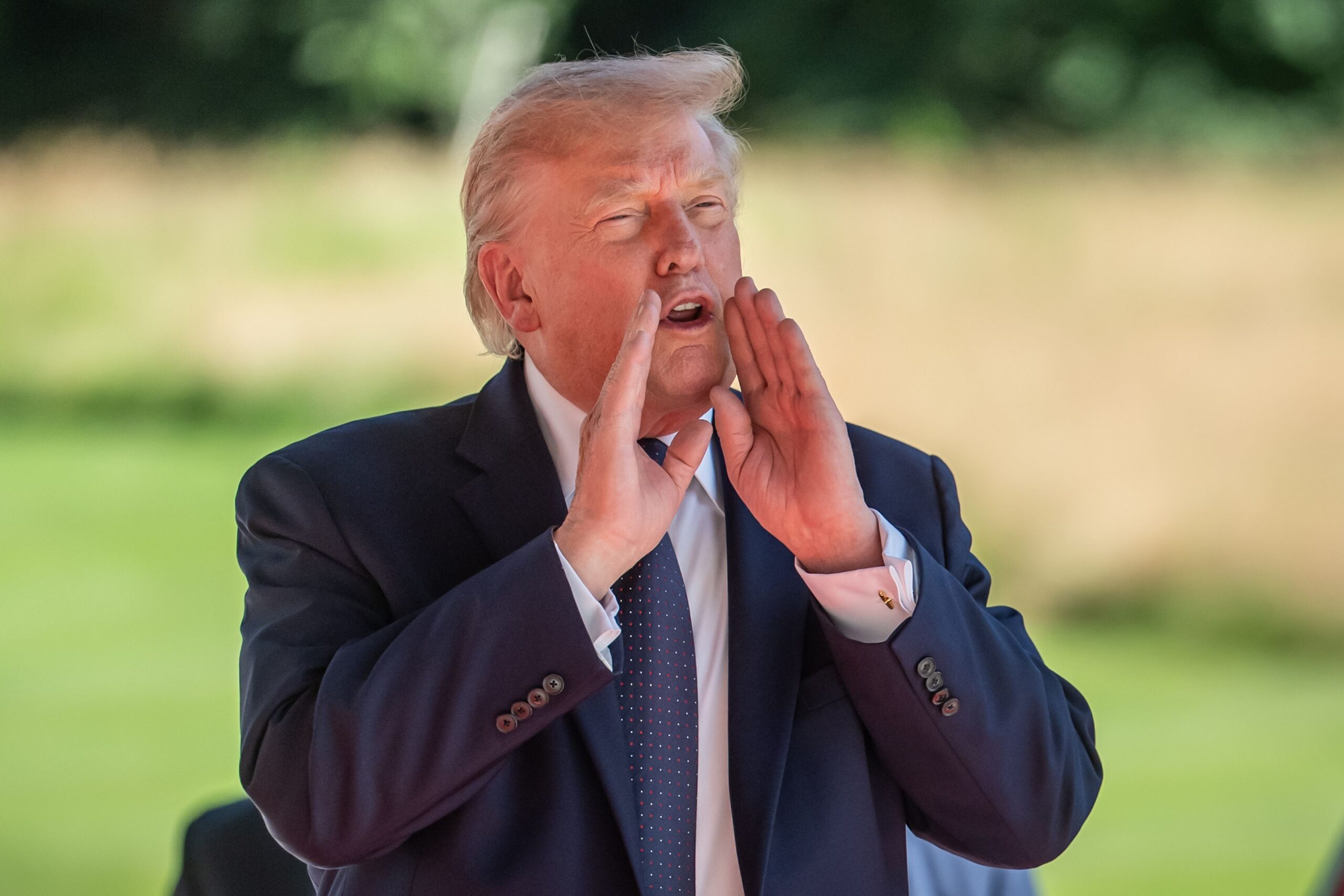 Donald Trump critică situația din Franța, atribuind violențele imigrației și cerând închiderea granițelor