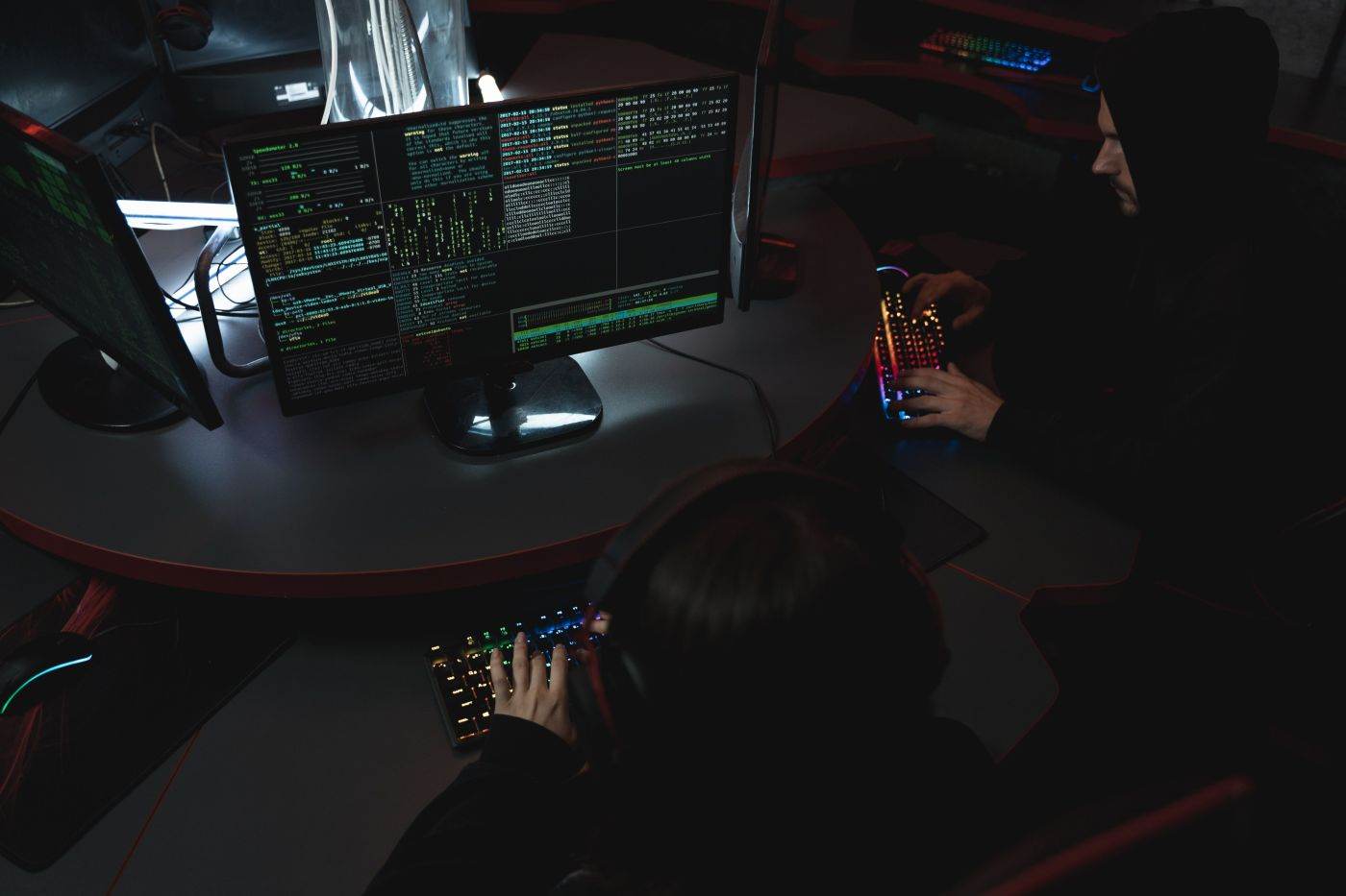 Supraveghere cibernetică în Serbia: Reprezentanți ai opoziției vizați de software de spionaj