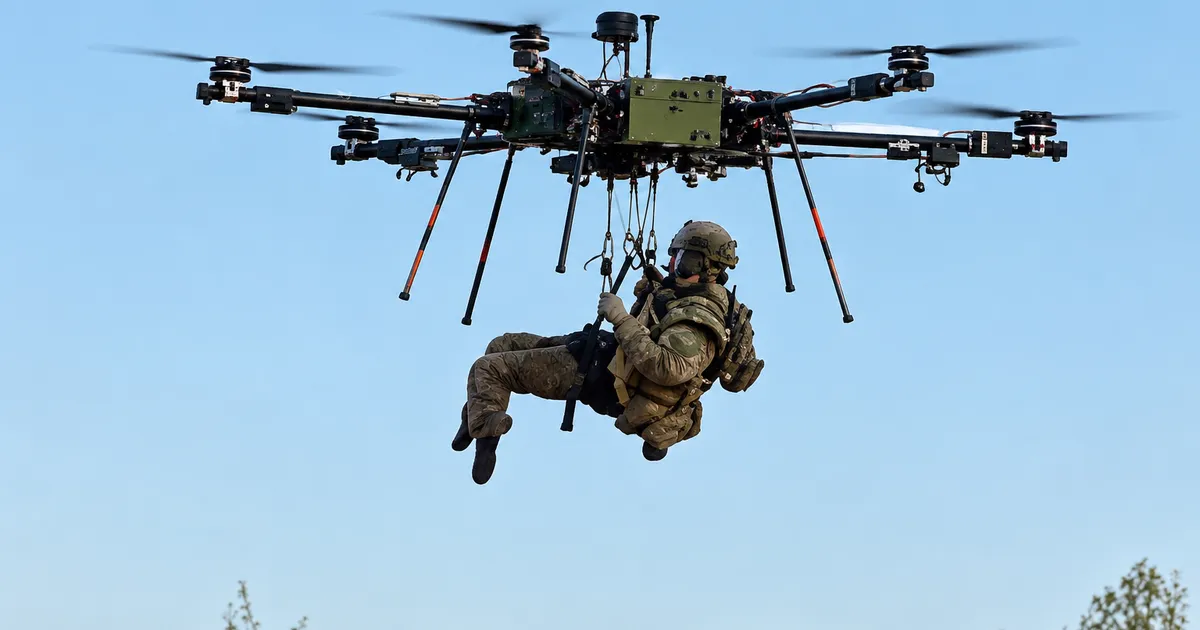Evacuarea unui soldat rănit cu ajutorul unui hexacopter marcam de pe frontul din Ucraina