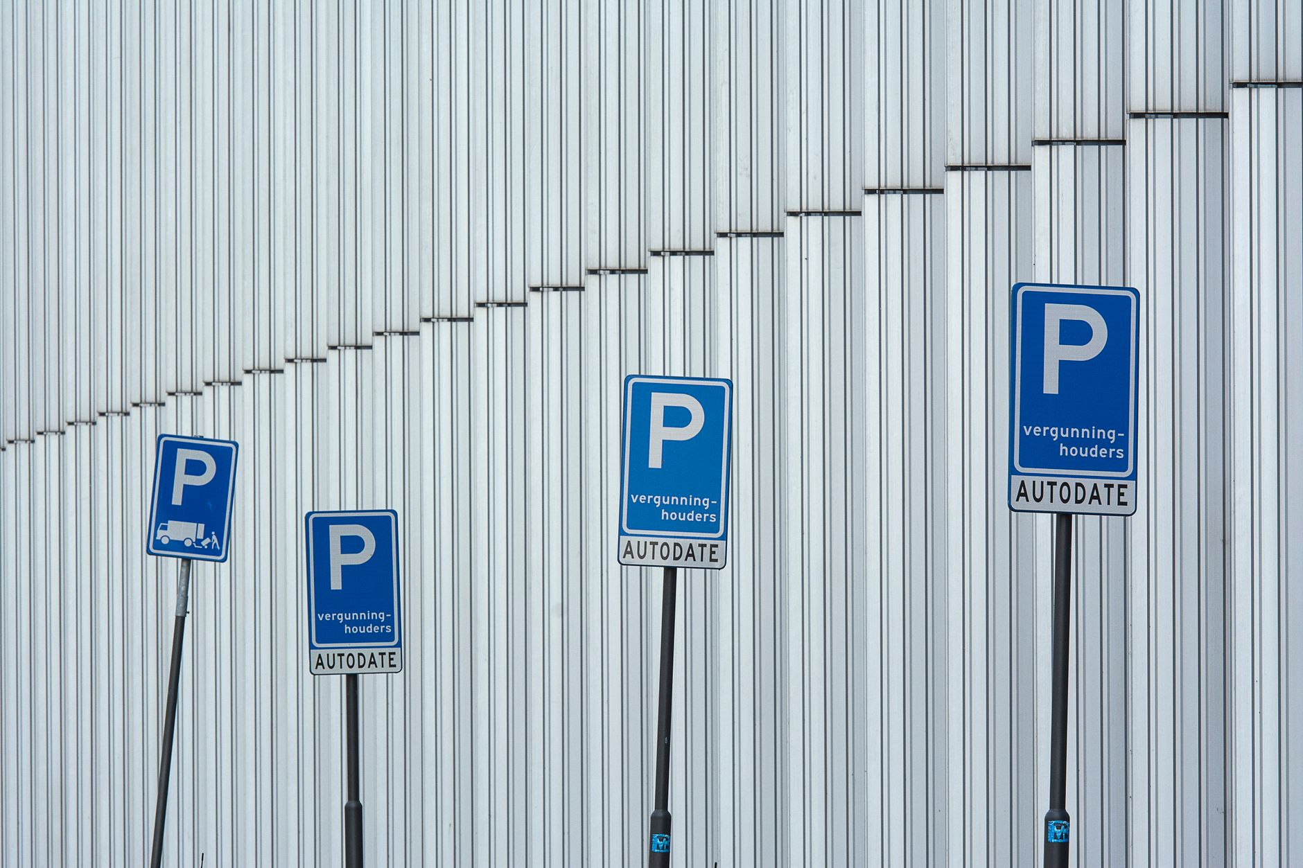 Cinci state UE solicită modificări tehnice pentru cardurile europene de parcare și dizabilități