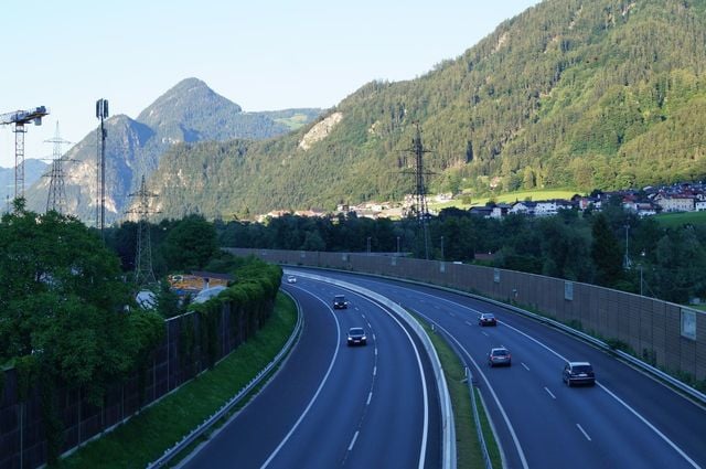 Elveția pregătește restricții de viteză pe autostrăzi pentru a gestiona criza aprovizionării cu combustibil