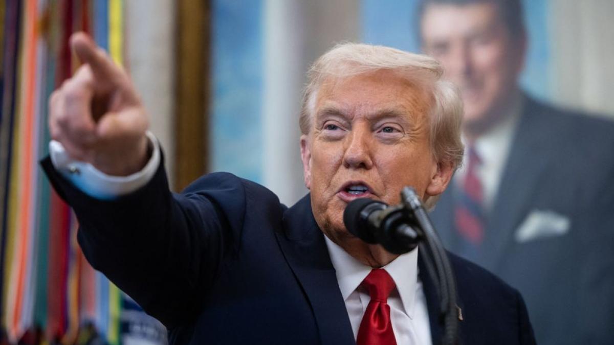 Trump interzice accesul CNN, MS NOW și Politico la Casa Albă sub pretextul de știri false