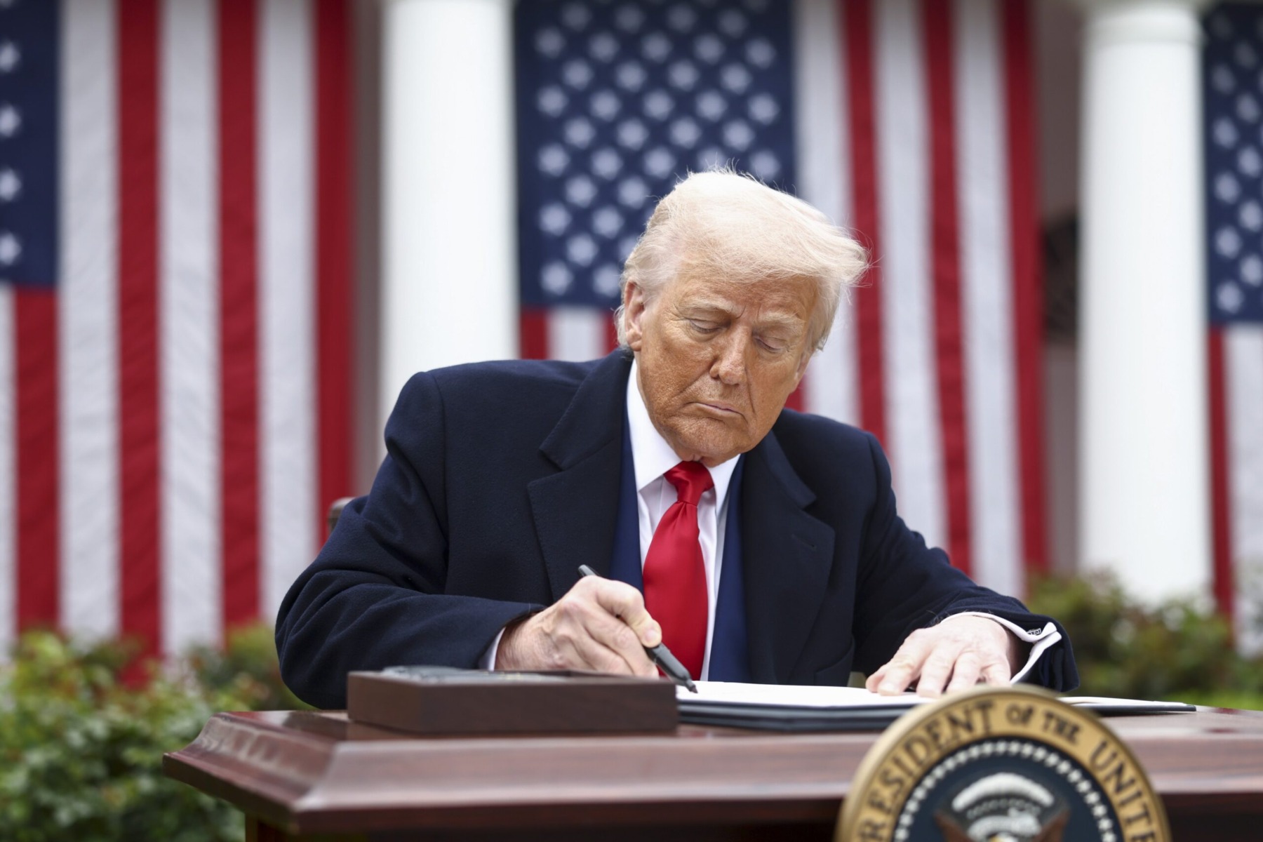 Donald Trump a promulgat noua lege de sancțiuni împotriva Rusiei care vizează flota fantomă