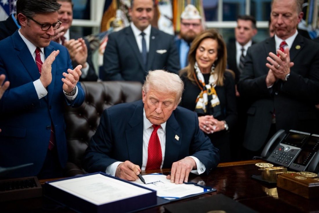 Donald Trump a semnat legea care impune tarife de 100% pentru importatorii de energie de la Moscova și Teheran