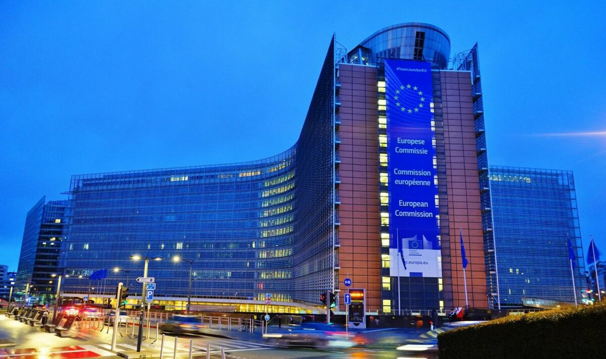 Comisia Europeană propune un sistem de rating pentru centrele de date pentru a gestiona consumul de energie
