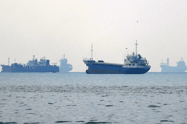 Arabia Saudită accelerează exporturile de petrol prin Strâmtoarea Ormuz, sub protecția forțelor SUA