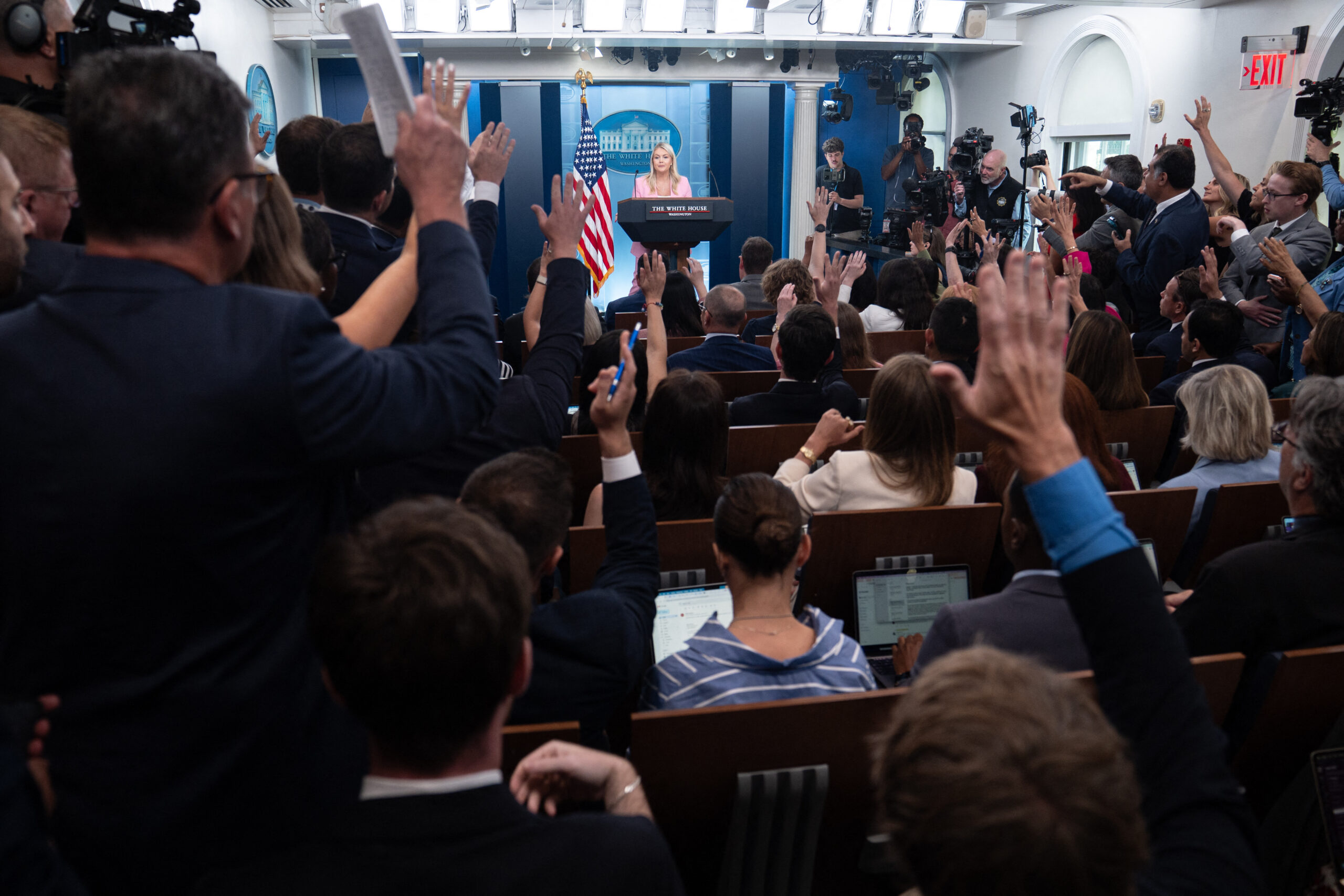 Agențiile CNN, MSNOW și Politico au dat în judecată administrația Trump pentru restricționarea accesului la Casa Albă