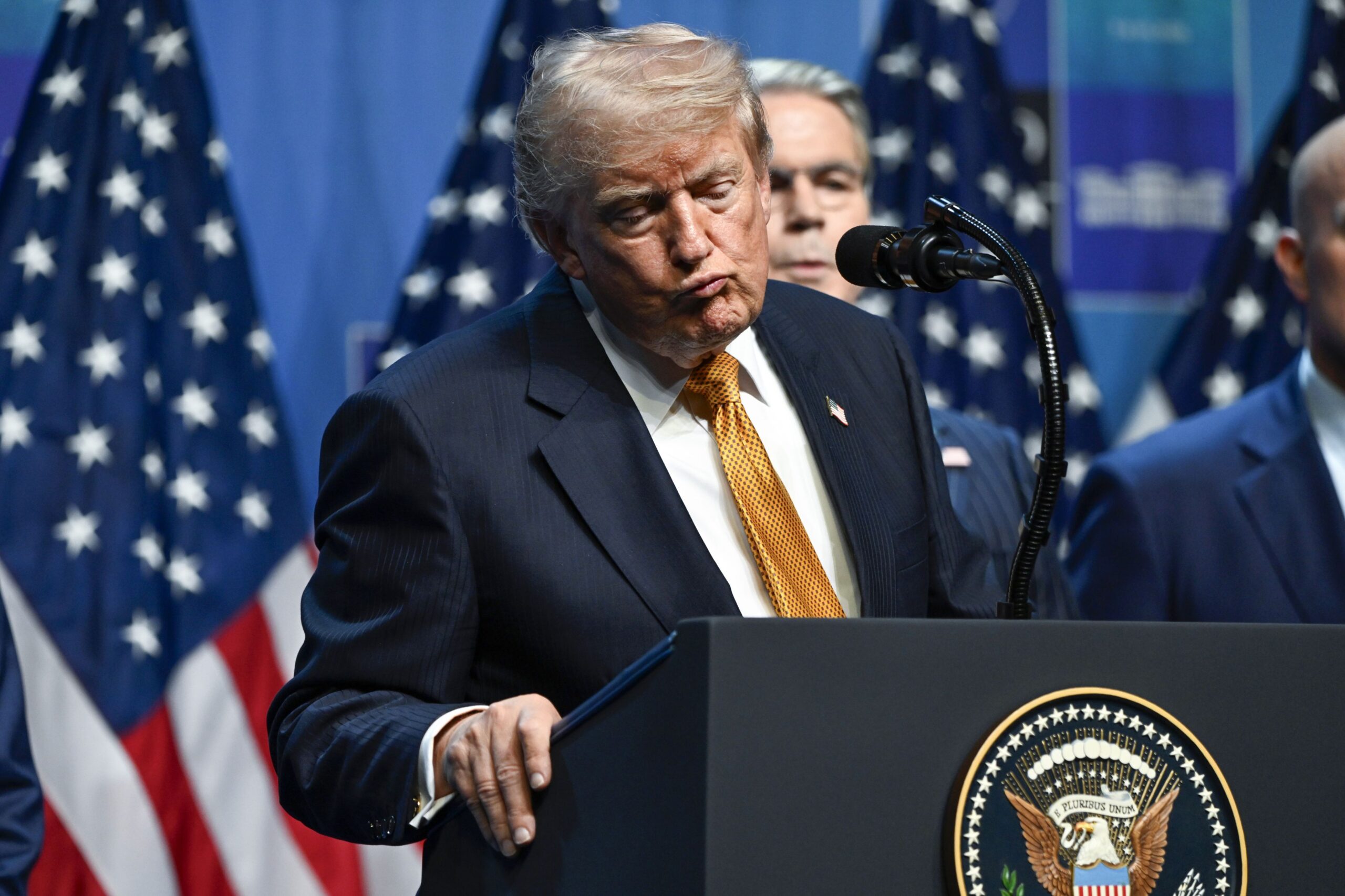 Nivelul de aprobare pentru Donald Trump a ajuns la cel mai scăzut punct din cariera sa politică