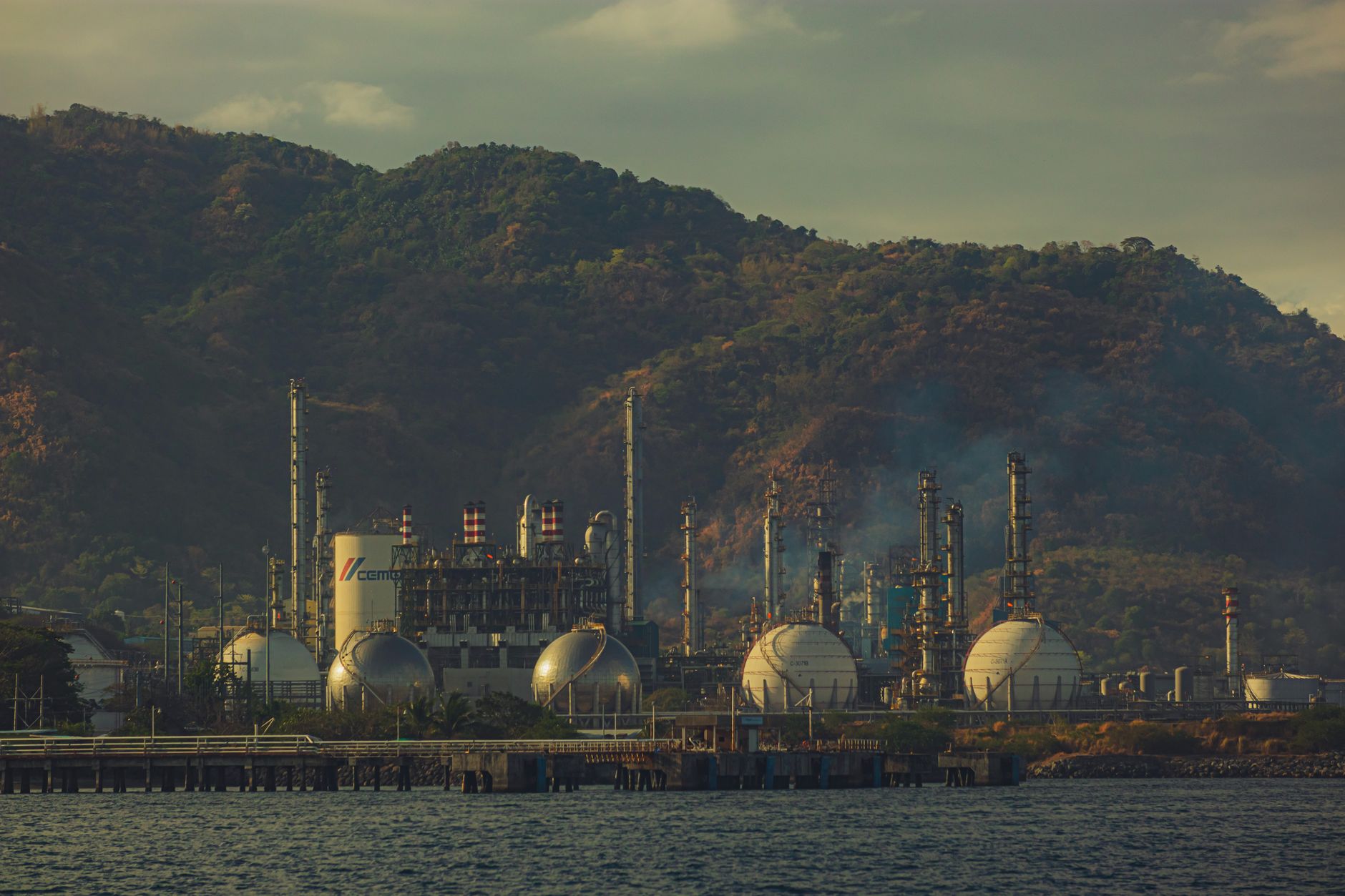 Capacitatea de rafinare a petrolului din Rusia a scăzut cu 45% în urma atacurilor ucrainene