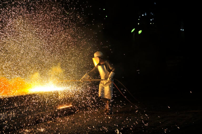 Industria siderurgică ucraineană este paralizată de atacurile rusești, Metinvest caută alternative în România