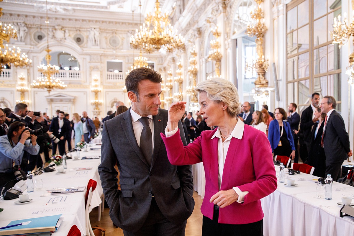 Macron solicită Bruxelles-ului relaxarea normelor energetice pentru combaterea prețurilor la combustibili
