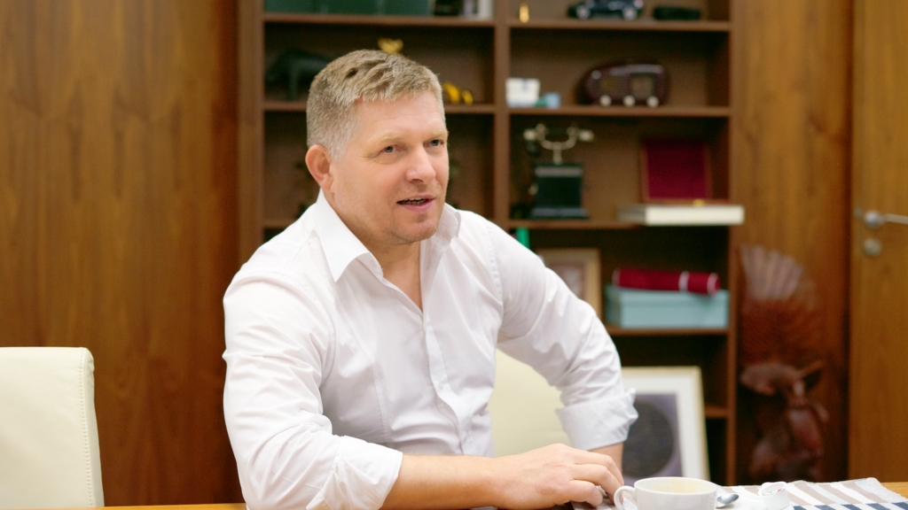 Robert Fico solicită un summit extraordinar al UE pentru gestionarea crizei prețurilor la carburanți