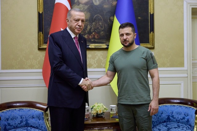Erdogan solicită măsuri urgente pentru securitatea navigației în Marea Neagră în discuția cu Zelenski