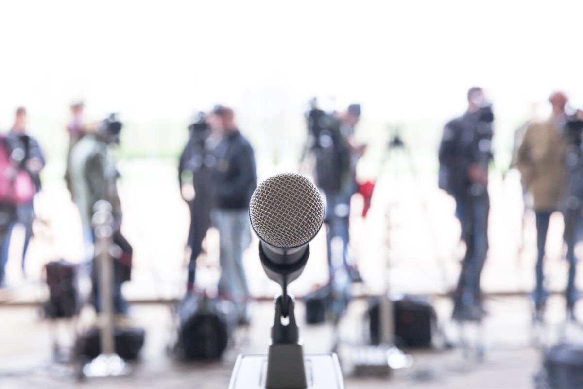 Instanța federală ordonă Casei Albe să redea acreditările pentru CNN, Politico și MS NOW