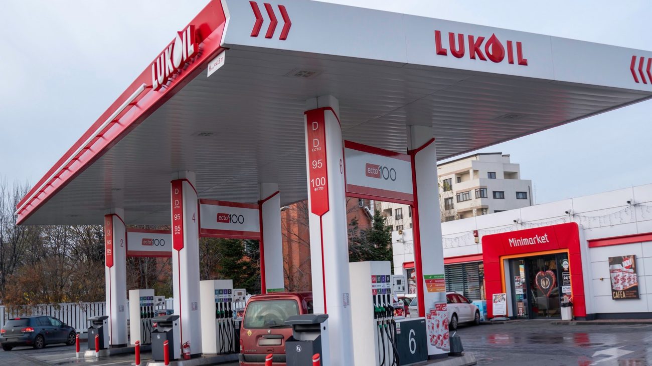 Carlyle vizează activele Lukoil din Europa, în contextul unei competiții pentru capacitățile de rafinare