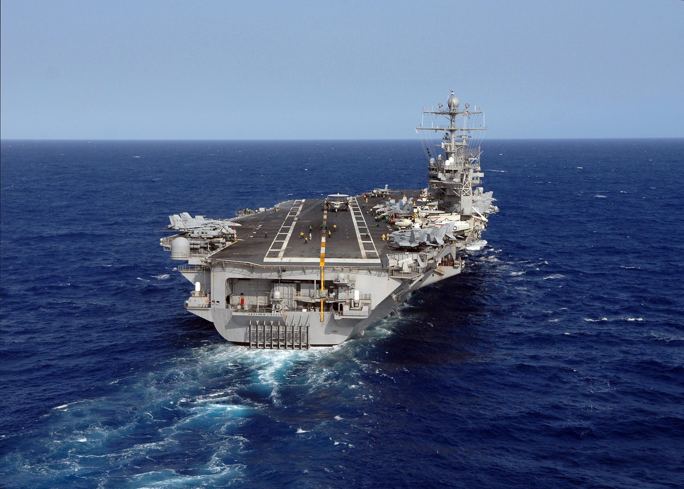 Guvernul SUA confirmă tentative de sinucidere la bordul portavionului USS Abraham Lincoln