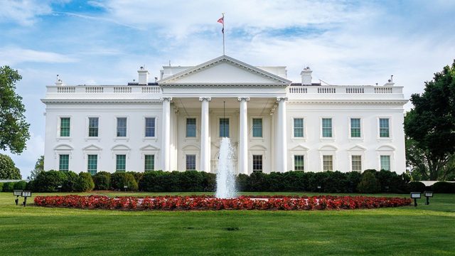 Tensiuni la Casa Albă: Jurnaliștii de la CNN, Politico și MS NOW au fost refuzați la intrare în ciuda ordinului judecătorului