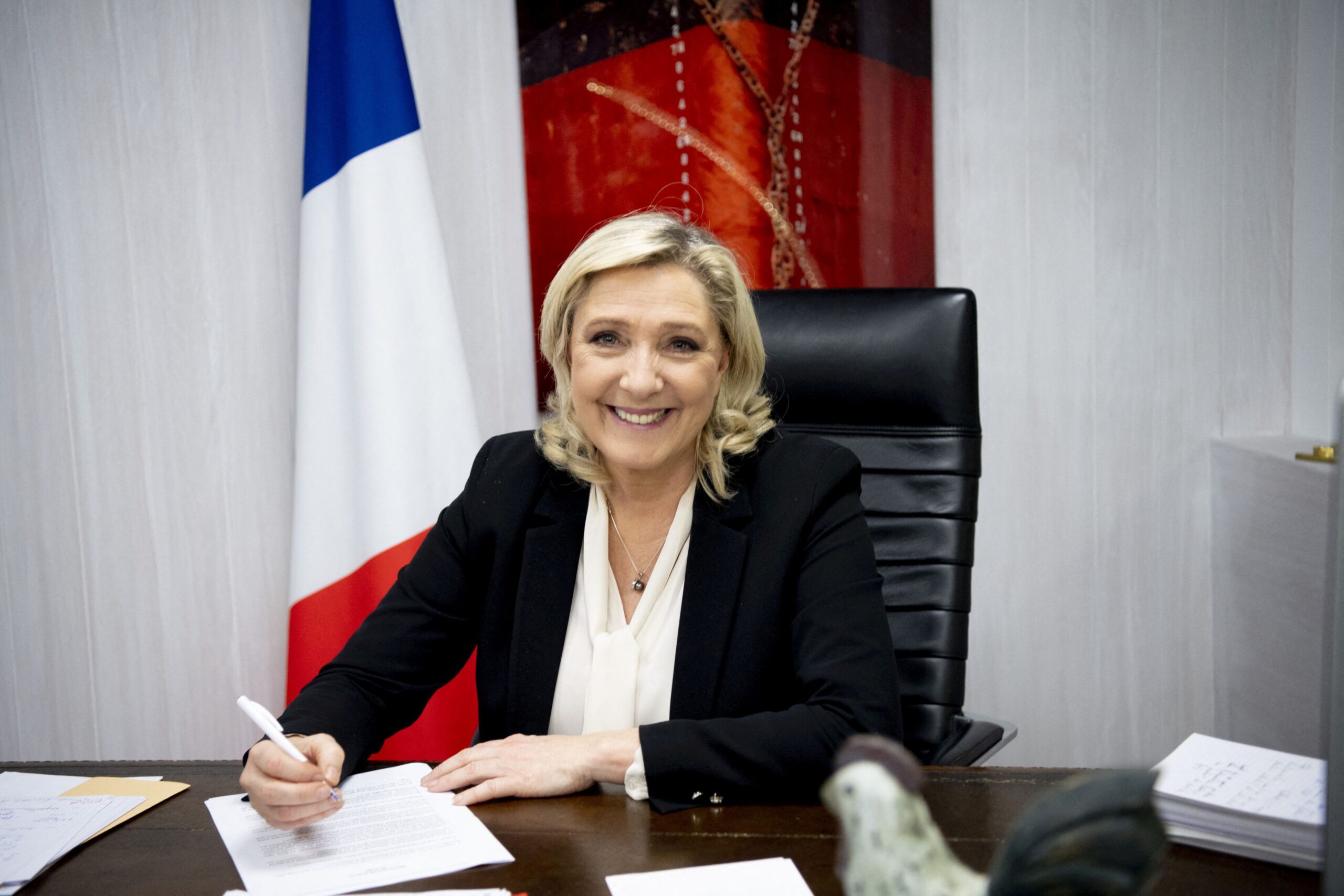 Schimbarea peisajului politic francez: Marine Le Pen conduce cursa pentru Élysée în 2027
