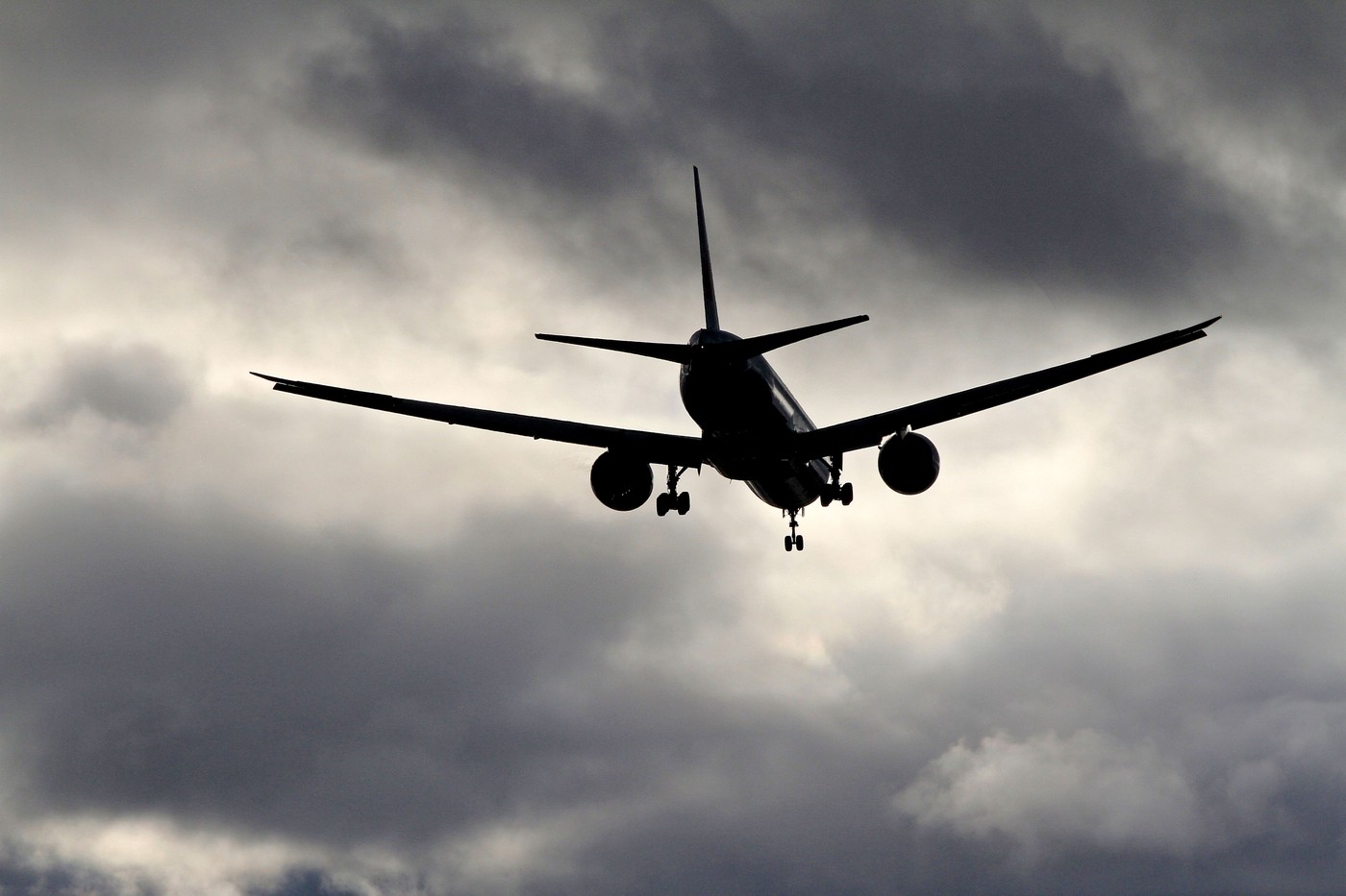 Impactul sancțiunilor SUA asupra aviației iraniene: zborurile sunt suspendate în regiunea Golfului