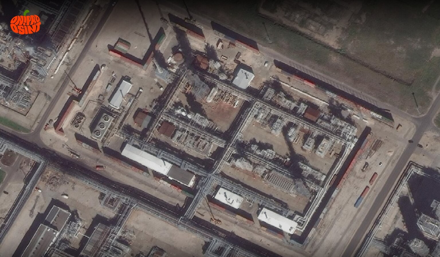 Rusia implementează bariere din containere pentru protejarea infrastructurii petroliere împotriva dronelor