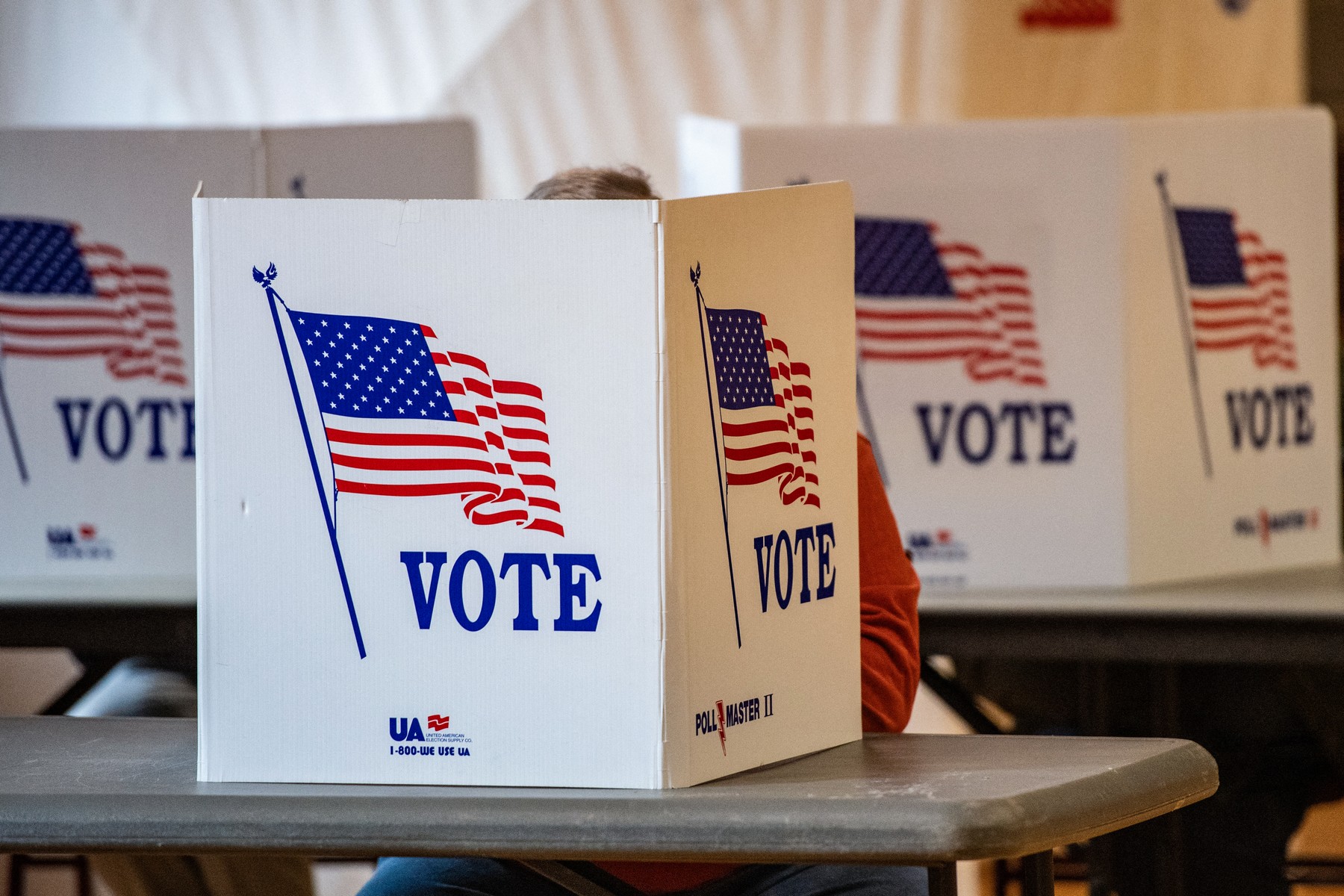 Acțiune în instanță împotriva administrației Trump pentru a preveni prezența agenților înarmați la vot