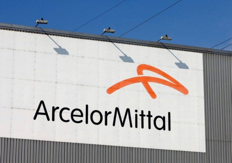 ArcelorMittal oprește activitatea la cel mai mare combinat siderurgic din Ucraina după atacuri rusești