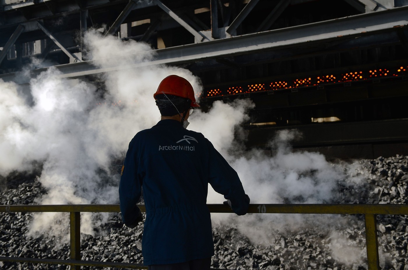 ArcelorMittal oprește cel mai mare combinat siderurgic din Ucraina după atacurile rusești
