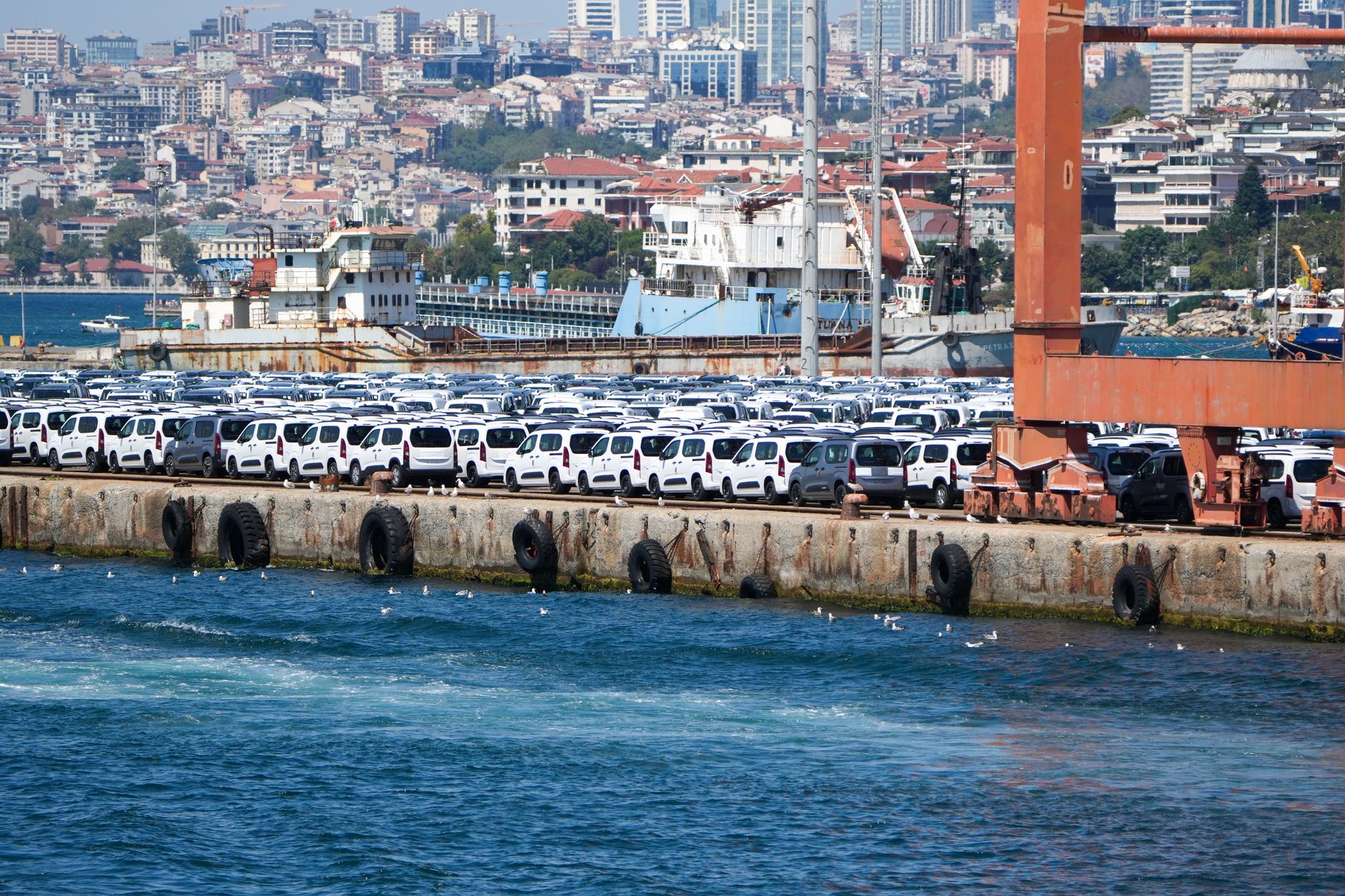 Presiuni europene asupra Marii Britanii: Bruxelles solicită creșterea tarifelor pentru vehiculele chinezești