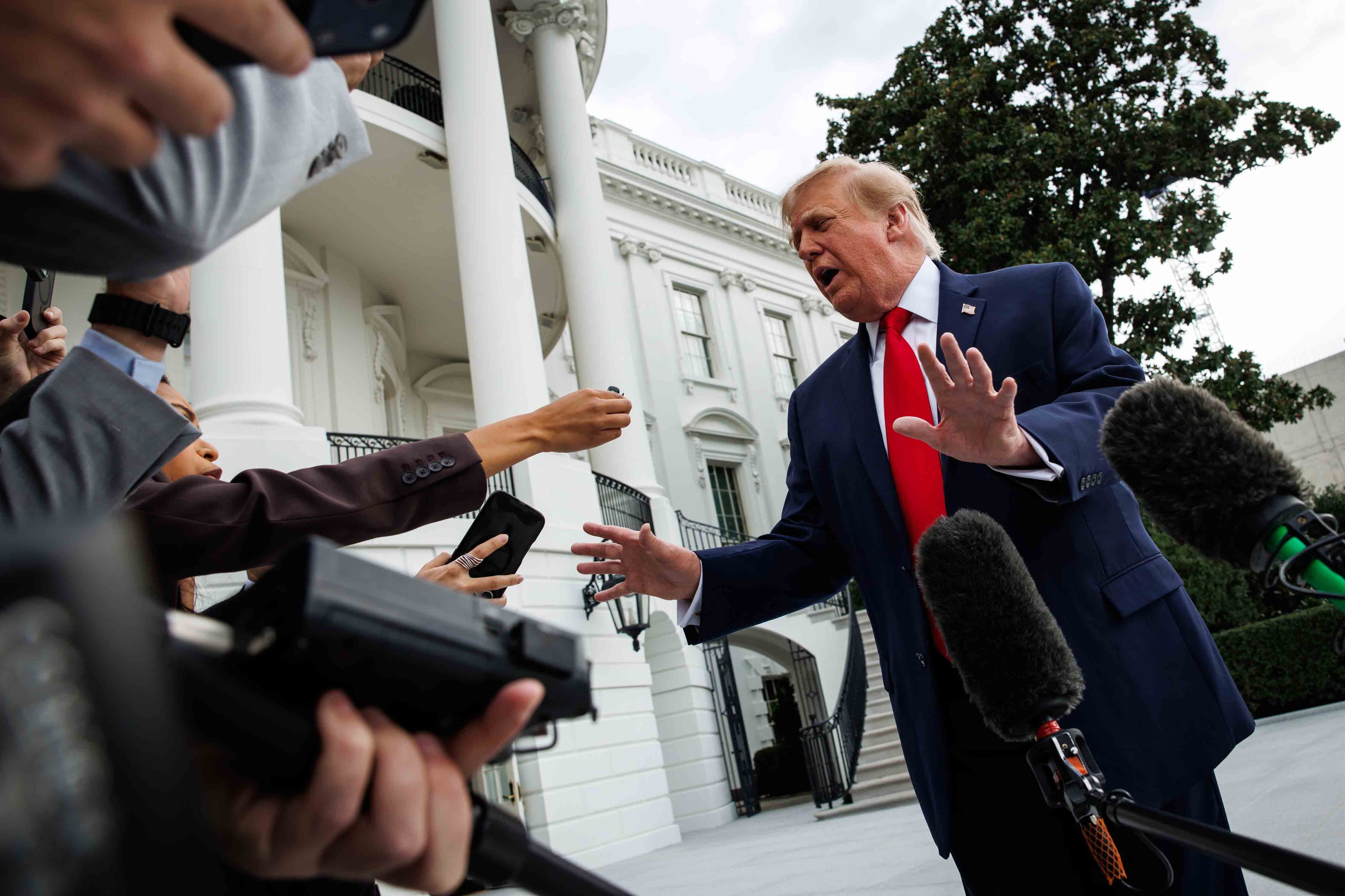 Tensiuni crescute între Donald Trump și presa: incidente verbale și restricții de acreditare la Casa Albă