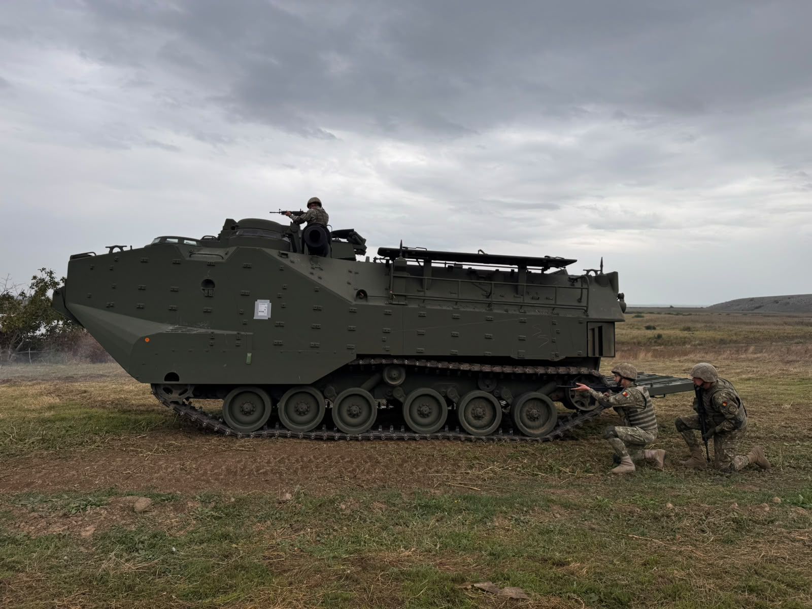 Consolidarea flancului estic NATO: România a primit primele nouă vehicule amfibii de asalt de la SUA