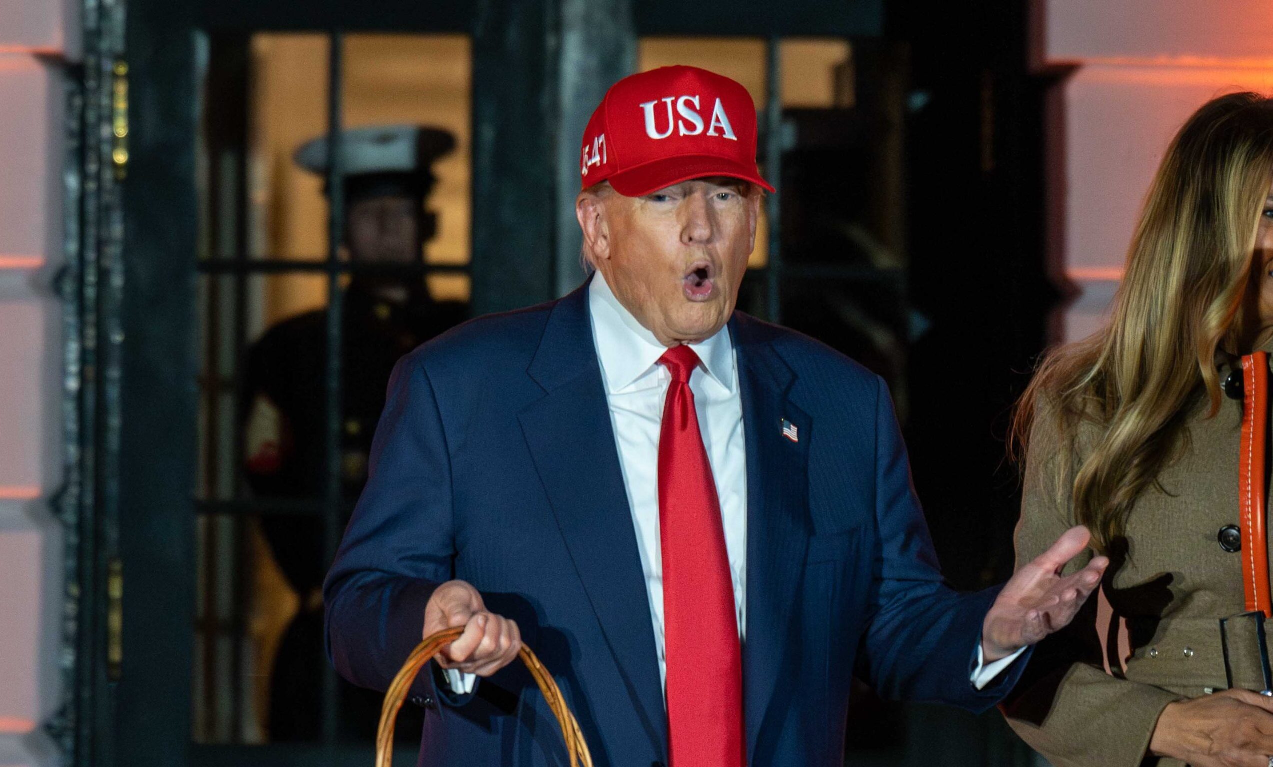Donald Trump este acuzat de propagandă ilegală după difuzarea unei reclame finanțate de guvernul american