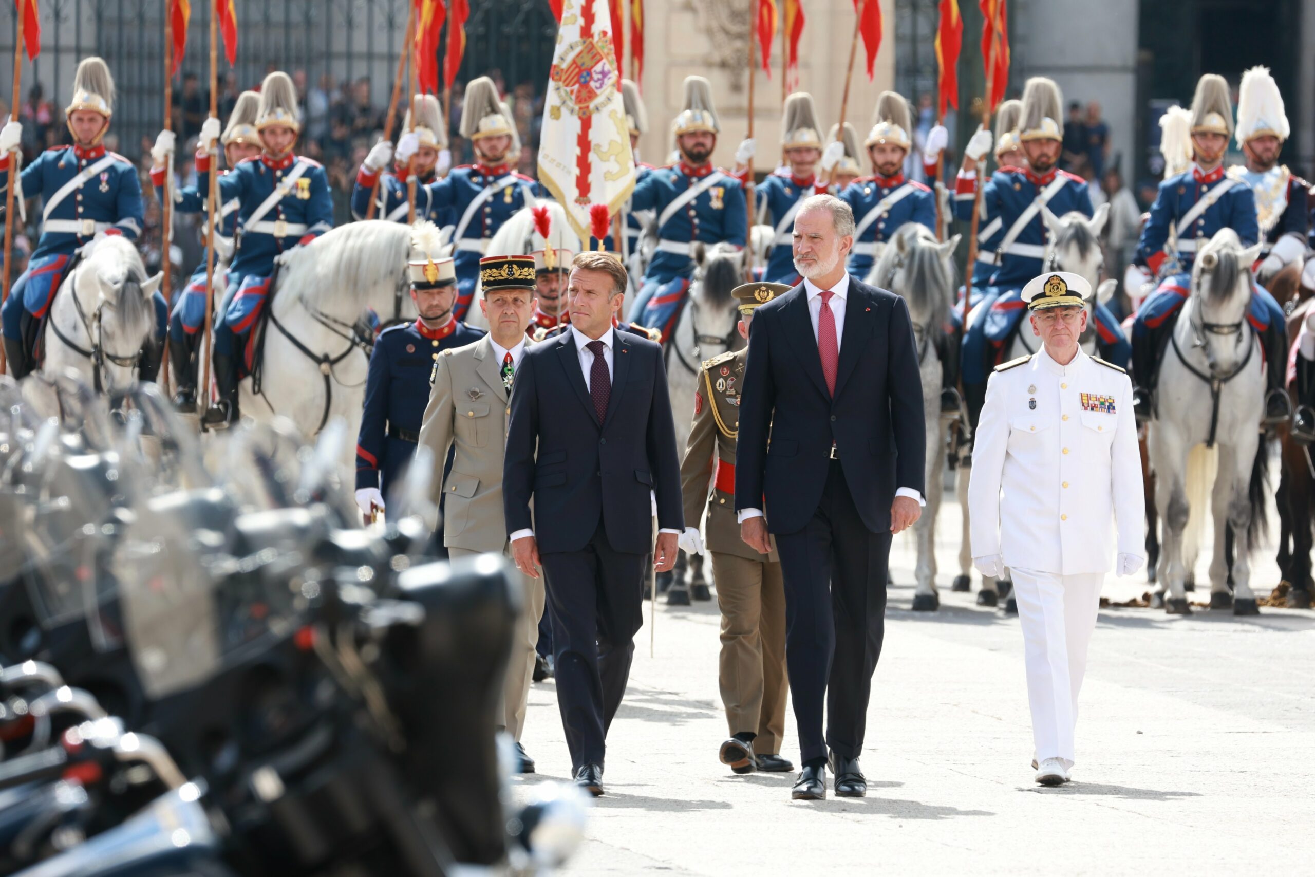 Vizită de stat la Madrid: Emmanuel Macron este primit cu onoruri militare de monarhia spaniolă