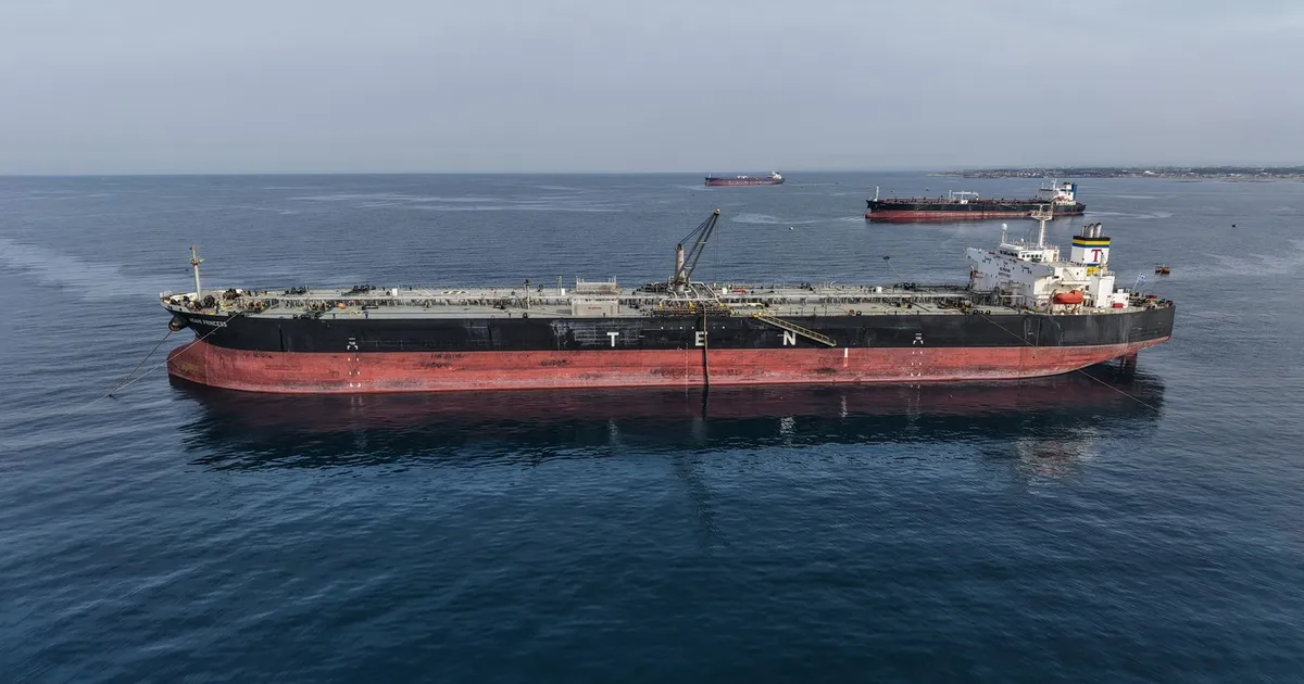 Avertismentul Teheranului: Iranul poate bloca exporturile de petrol în întreaga regiune