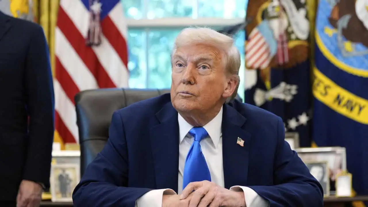 Donald Trump analizează impactul unei posibile interdicții a exporturilor de motorină asupra prețului benzinei