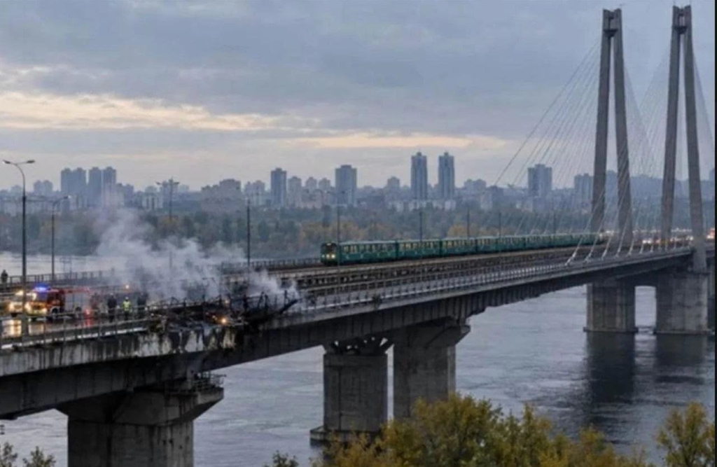 Rusia intensifică atacurile asupra infrastructurii critice din Kiev: Podul de Sud a fost ținta principală