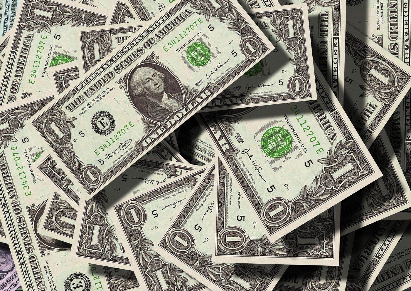 Dolarul american câștigă teren în contextul creșterii randamentelor obligațiunilor și a prețului petrolului