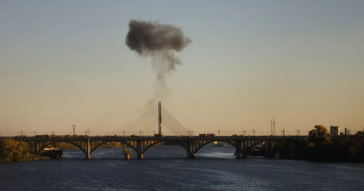 Atacuri ruse asupra infrastructurii critice din Kiev: două poduri majore peste Nipru au fost avariate