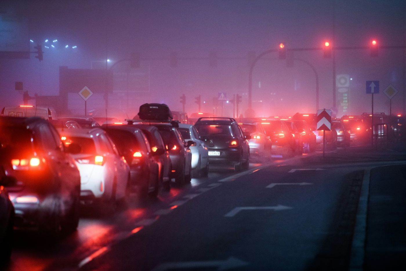 Atacuri aeriene rusești asupra Kievului au blocat traficul peste podurile de pe Nipru