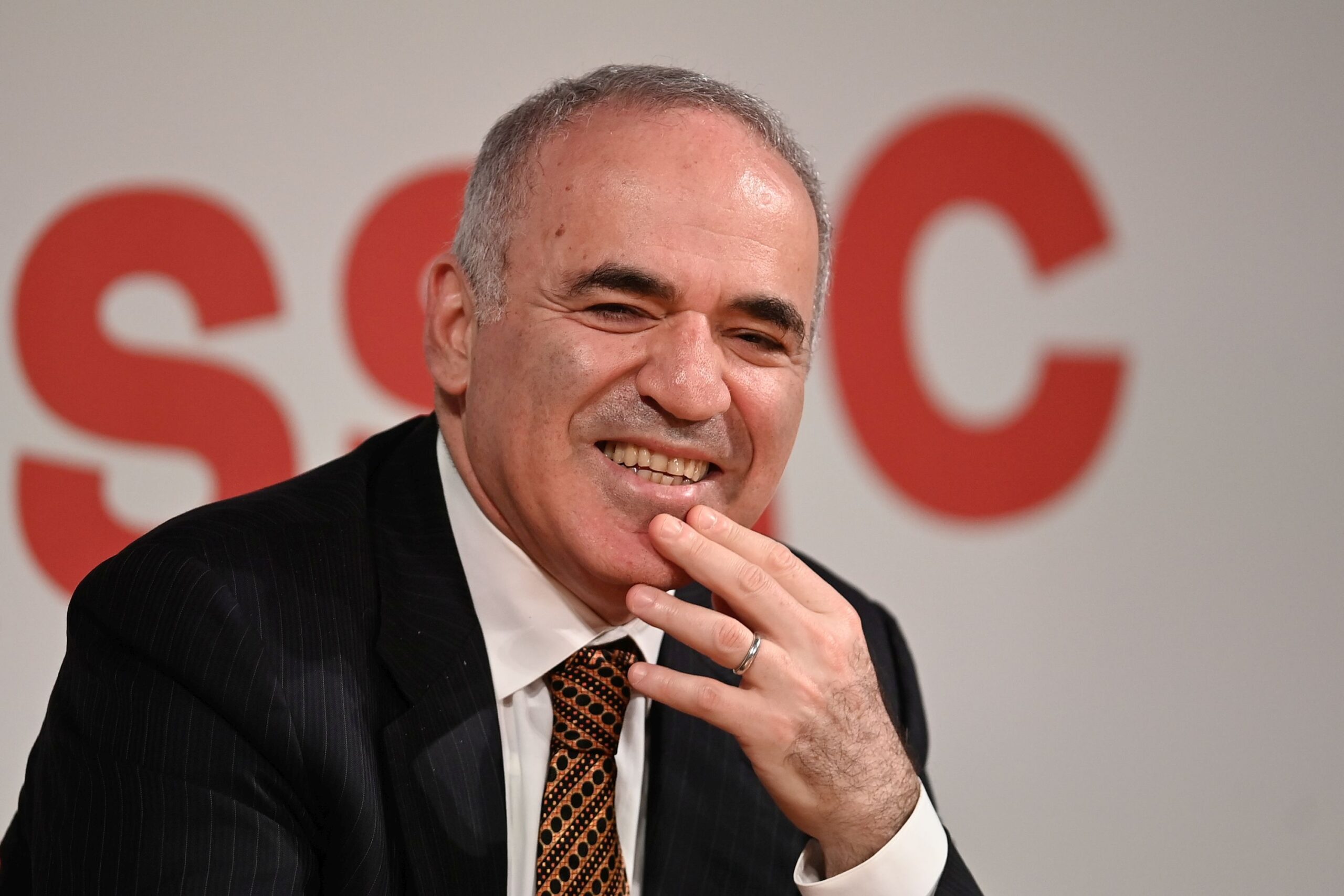 Riscurile politice și amenințările asupra opozanților în Rusia: cazul Garry Kasparov și Boris Nemțov