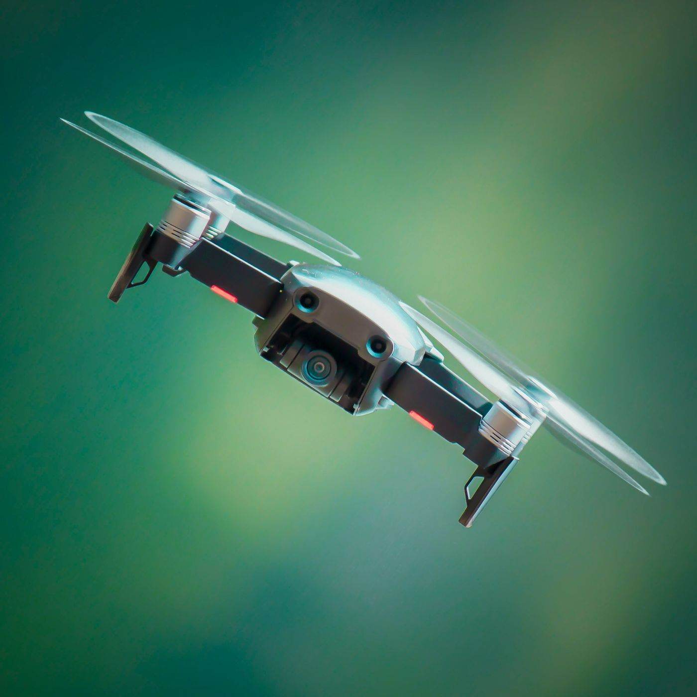 Atacuri rusești asupra infrastructurii civile: nava sub pavilion liberian lovită în Odesa și drone asupra Kievului