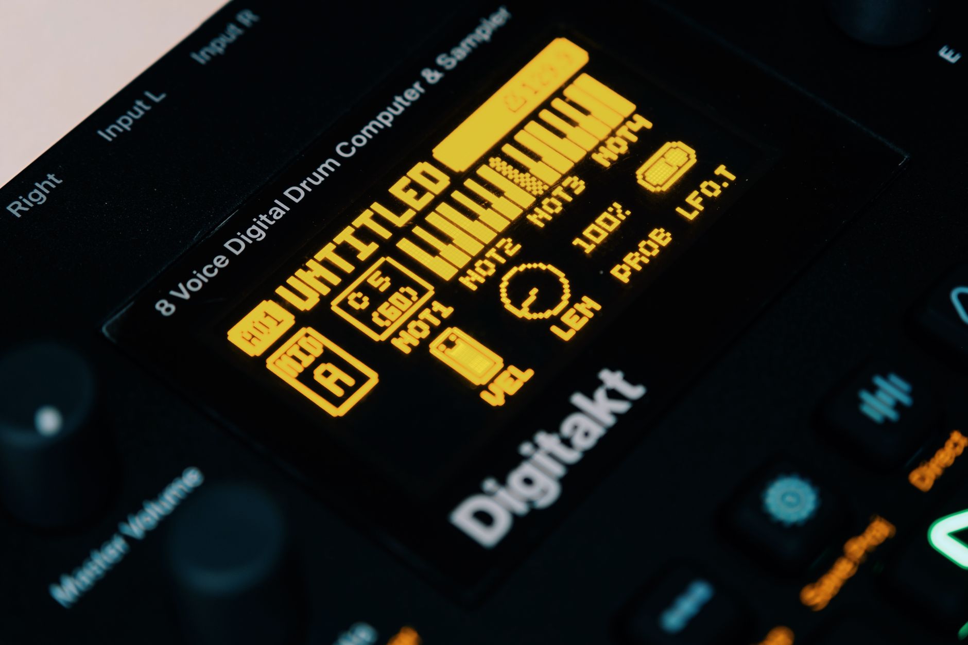 Industrializarea propagandei ruse: sute de melodii generate cu AI inundă platformele de streaming