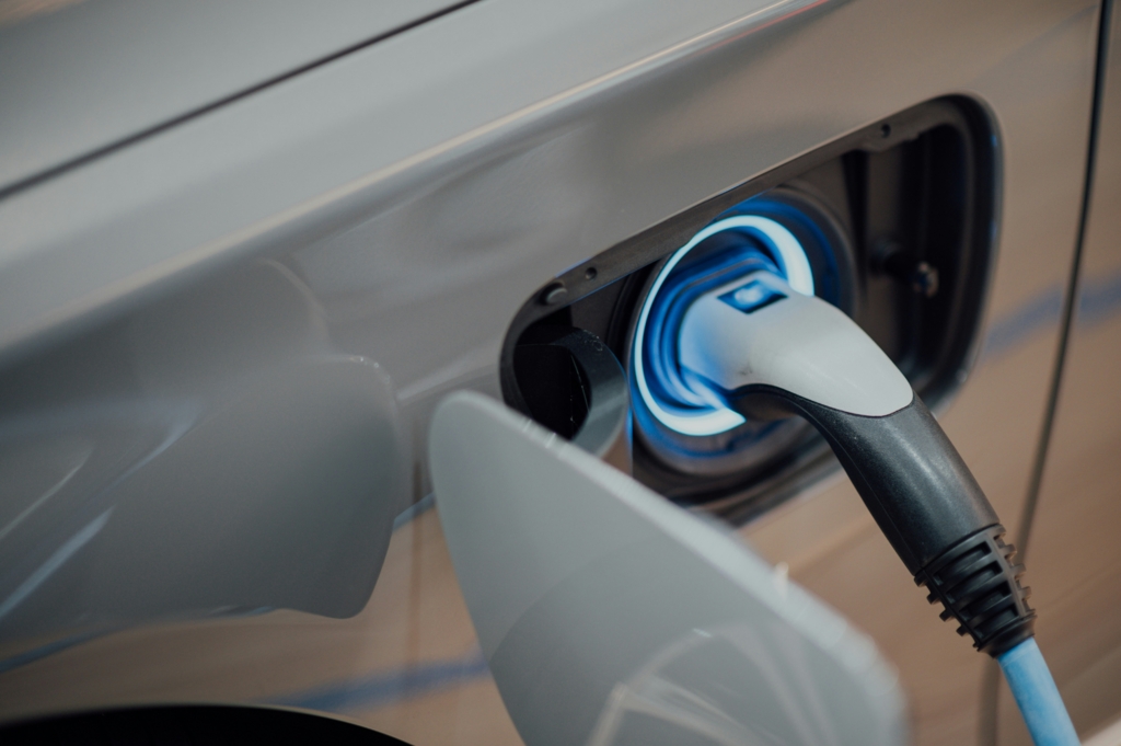 Marea Britanie evaluează impunerea taxelor vamale pentru vehiculele electrice din China