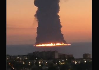 Atac cu drone navale asupra unui petrolier în Marea Neagră: Incendiu masiv în apropierea Sociului