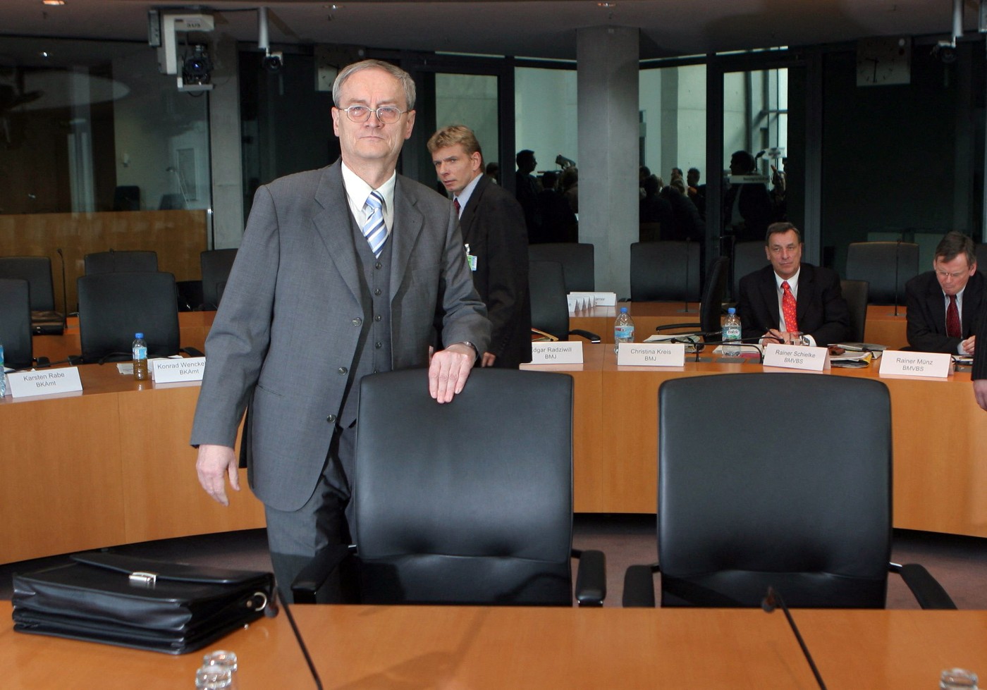 Scandal de trădare în Germania: Fostul șef al BND este acuzat de vânzarea a 2.000 de documente secrete