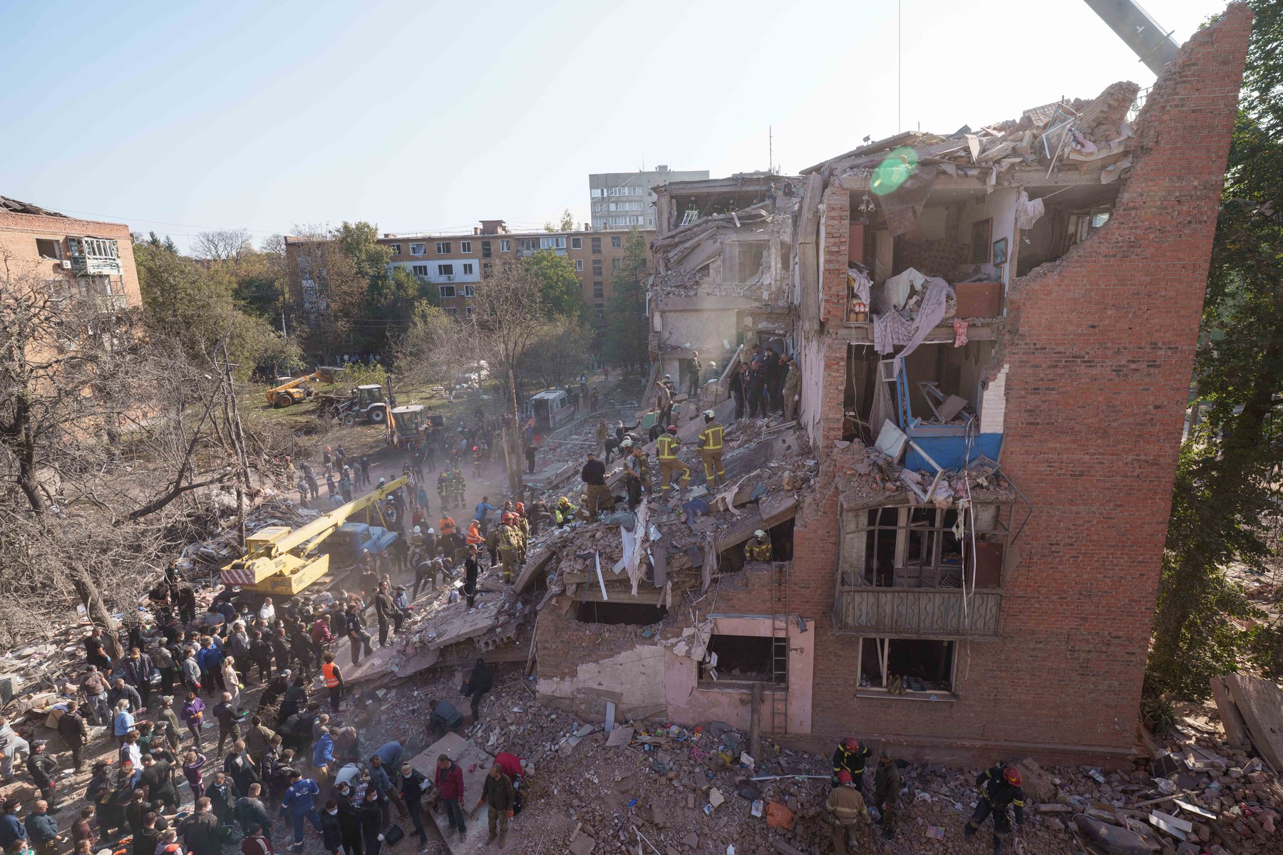 Bombardamente masive în Ucraina: un bloc distrus în Priluki în ziua aniversării lui Putin