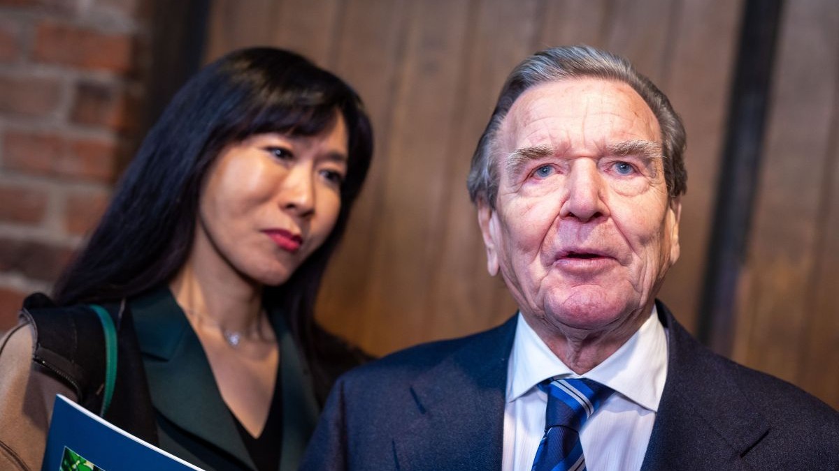 Gerhard Schröder ocupă funcția de membru în consiliul de supraveghere al lanțului de supermarketuri Hyperglobus din Rusia