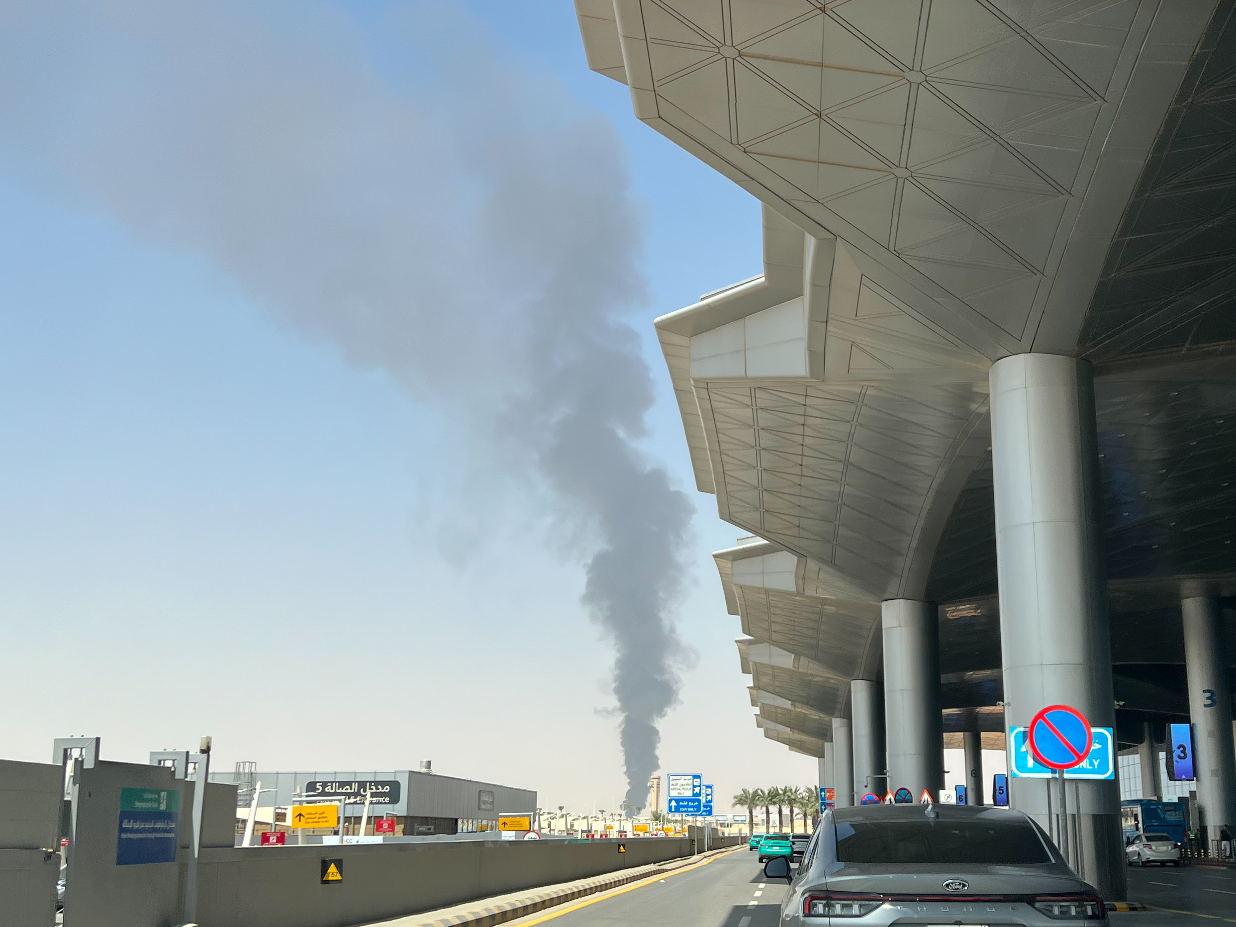 Atacuri cu rachete Houthi asupra aeroportului din Riad: avioane avariate și suspensiuni de zbor